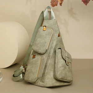 Detalle de bolso de pecho verde oliva vintage con bolsillos texturizados y cremalleras
