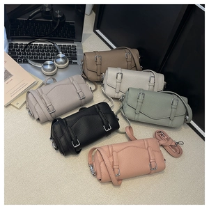 Vista plana de mini bolsos cilíndricos en seis colores con accesorios de estilo urbano