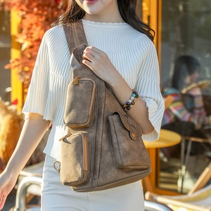 Detalle de bolso de pecho vintage en cuero PU marrón con varios bolsillos prácticos