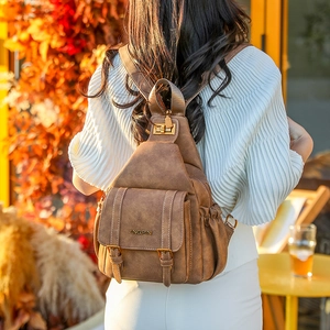 Detail of vintage brown soft leather backpack with gold clasp and JINGPIN logo branding