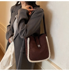 Details der Vintage-Schultertasche aus Wildleder mit Lammfellbesatz und Metalldrehverschluss