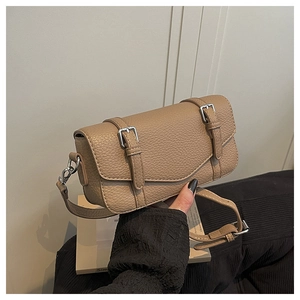 Detalle del bolso bandolera caqui de piel granulada con hebillas plateadas y solapa