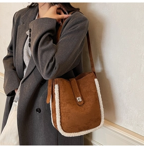 Nahaufnahme der braunen Wildledertasche mit weißem Kunstlammfell-Besatz für den Winter