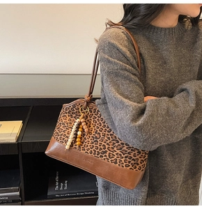 Borsa tote vintage leopardata con tracolla in pelle marrone e nappina con perle di legno