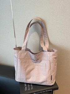 Minimalistische fliederfarbene Tote Bag mit Seitentaschen und Crinkle-Nylon