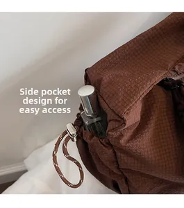 Detailansicht der verstellbaren Seitentasche an der braunen Canvas-Tasche mit Kordelzug