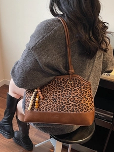 Borsa tote vintage in tela leopardata con finiture in pelle e ciondolo con nappe