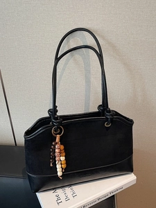 Borsa tote vintage nera in pelle scamosciata con ciondolo decorativo con perline
