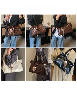 Collage di grandi borse tote vintage in marrone, bianco e nero con ciondoli di peluche
