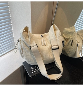 Detail der cremefarbenen Canvas-Tasche mit Waffelstruktur und YOU JI BEAR-Markenlabel