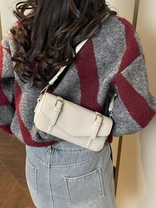 Bolso bandolera chic de cuero granulado blanco roto con hebillas de plata en modelo