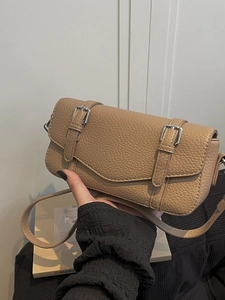Bolso bandolera de cuero granulado marrón con hebillas y solapa tipo sobre