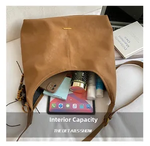 Bovenaanzicht van de ruime tote bag binnenkant met tablet en dagelijkse spullen