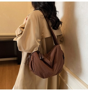 Makroansicht der braunen Plissee-Stofftasche mit detaillierter Textur und Fall