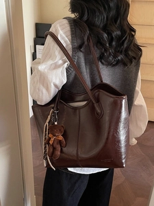 Women Large Capacity Tote Bag Glossy PU Leather Retro Shoulder Bag With Bear Charm For Daily Commute Fashion Handbag