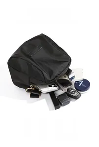 Vue détaillée du rangement intérieur de la sacoche en nylon noir avec accessoires