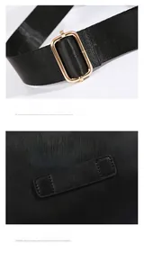 Détail de la bandoulière réglable en nylon noir avec boucle dorée et empiècement en cuir