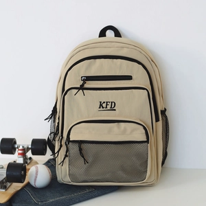 Detailweergave van de kaki canvas rugzak met KFD-logo en gaasvakken voor reizen