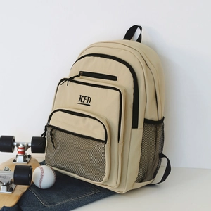 Detail van beige canvas rugzak met KFD-borduurwerk en gaasvakken in een lifestyle-setting
