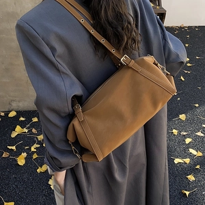 Detail der braunen Vintage-Tasche mit verstellbarem Riemen und matter Ledertextur
