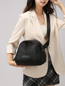 Sac bandoulière tendance en nylon noir en forme de croissant avec sangle large réglable