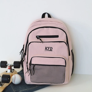 Detail van roze canvas rugzak met KFD-borduurwerk en zwart gaasvak ontwerp