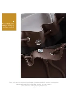 Dettaglio della borsa con coulisse in pelle testa di moro con fibbia metallica magnetica