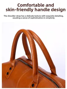 Nahaufnahme der karamellbraunen Ledertasche mit Kieseltextur und metallischen Nieten