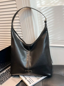 Minimalist black large capacity hobo shoulder bag with contrast stitching and metal tag