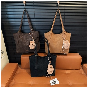 Détails de grands sacs cabas vintage disponibles en noir, marron foncé et marron clair