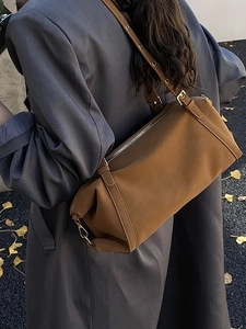 Minimalistische braune zylindrische Damen Schultertasche aus Leder mit Trageriemen