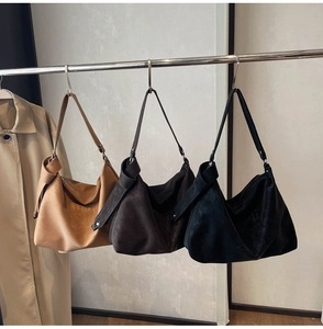 Détail du sac hobo avec gaufrage latéral de tournesol et bandoulière à nœud élégant