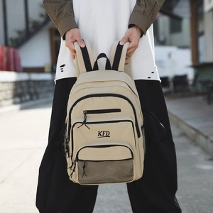Detailopname van beige canvas rugzak met KFD-logo en handig multi-pocket design