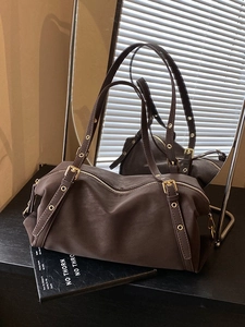 Dunkelbraune matte Schultertasche mit goldener Schnalle und modernem Vintage-Tote-Stil