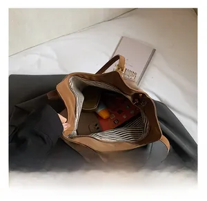 Détail de l'intérieur du grand sac cabas avec doublure rayée et compartiments de rangement