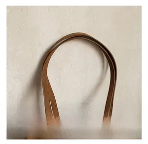 Vue détaillée du sac cabas vintage en cuir marron avec anses fines et réglables