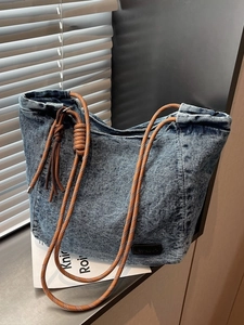 Sac fourre-tout en denim rétro avec bandoulières en corde marron et logo en cuir chic