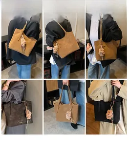 Collage de grands sacs cabas vintage en marron et noir avec détail de breloque ours