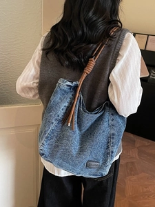Sac fourre-tout en denim rétro avec poignées en corde marron et étiquette