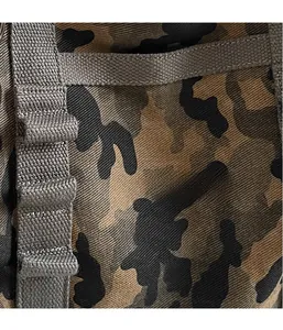 Détail du sac cabas en toile léopard avec sangles en nylon et texture tissée