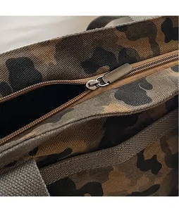 Détail de la fermeture éclair argentée sur le sac cabas en toile à motif léopard