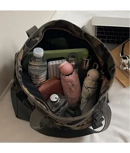 Détail macro de l'intérieur spacieux d'un sac fourre-tout camouflage pour l'équipement