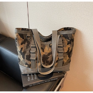 Détail du sac fourre-tout en toile camouflage avec base renforcée et anses grises