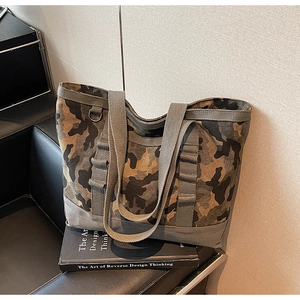 Détail du sac de camping en toile camouflage avec poignées renforcées et crochet en D