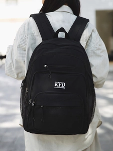 Zwarte canvas rugzak met grote capaciteit en wit KFD-logo in minimalistische straatstijl