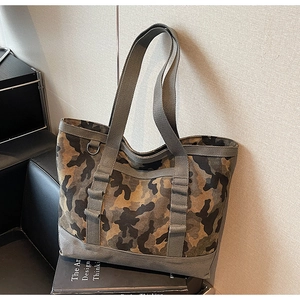 Détail du sac fourre-tout en toile camouflage avec sangles robustes et anneau en D