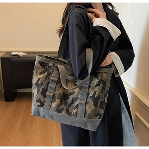 Détail du grand sac cabas en toile camouflage avec bandoulière et anneau en D pratique