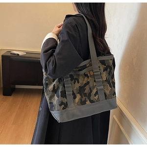 Détail du sac cabas camouflage spacieux avec sangles et coutures en toile grise renforcées