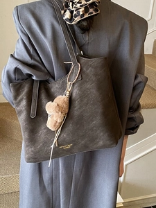 Grand cabas rétro marron foncé en daim avec un charmant pendentif en peluche