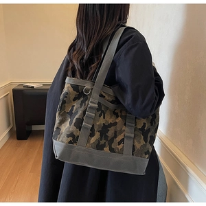 Détail du grand sac fourre-tout en toile camouflage avec sangles grises et anneau en D